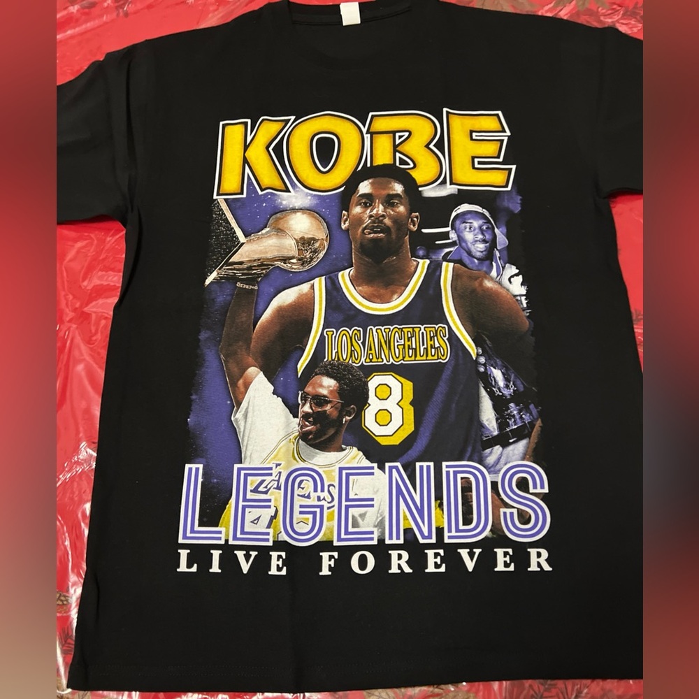 BNWOT Kobe Bryant Los Angeles Legends Live Forever T-shirt Medium/Large